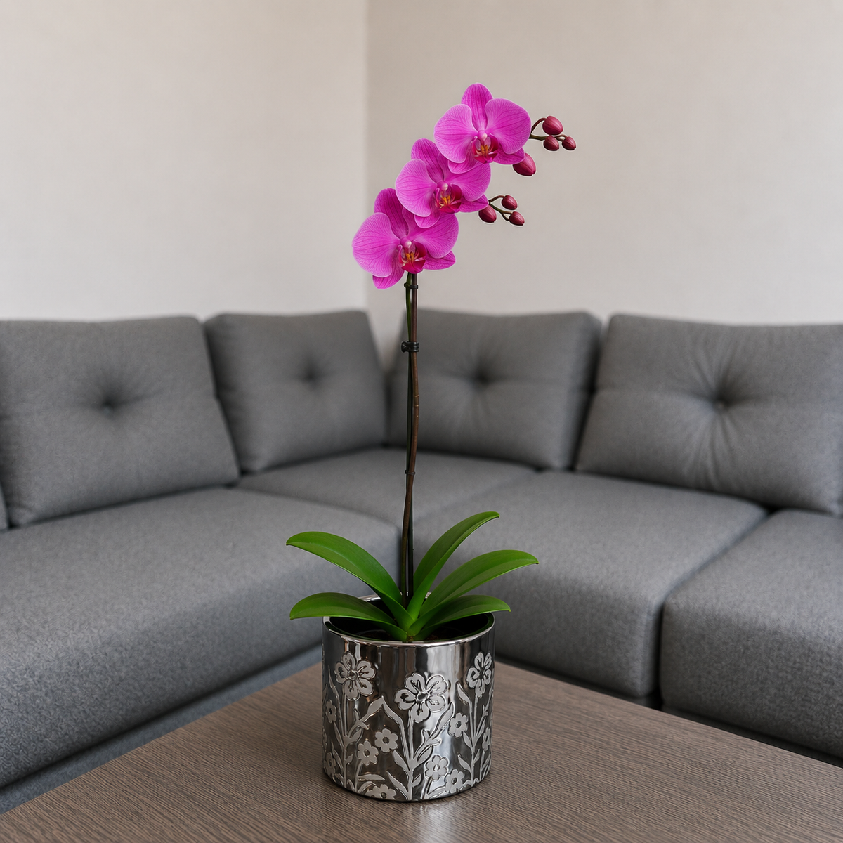 Orquídea grande de 1 vara con flores rosadas con cerámica floral metalizada